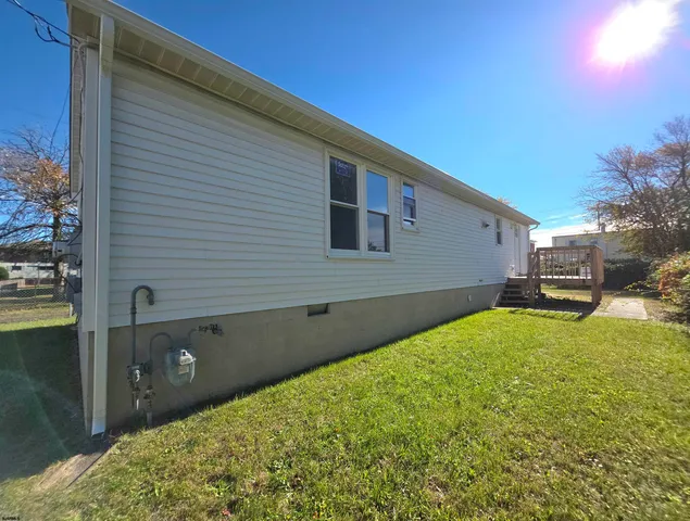 a view of backyard of the house