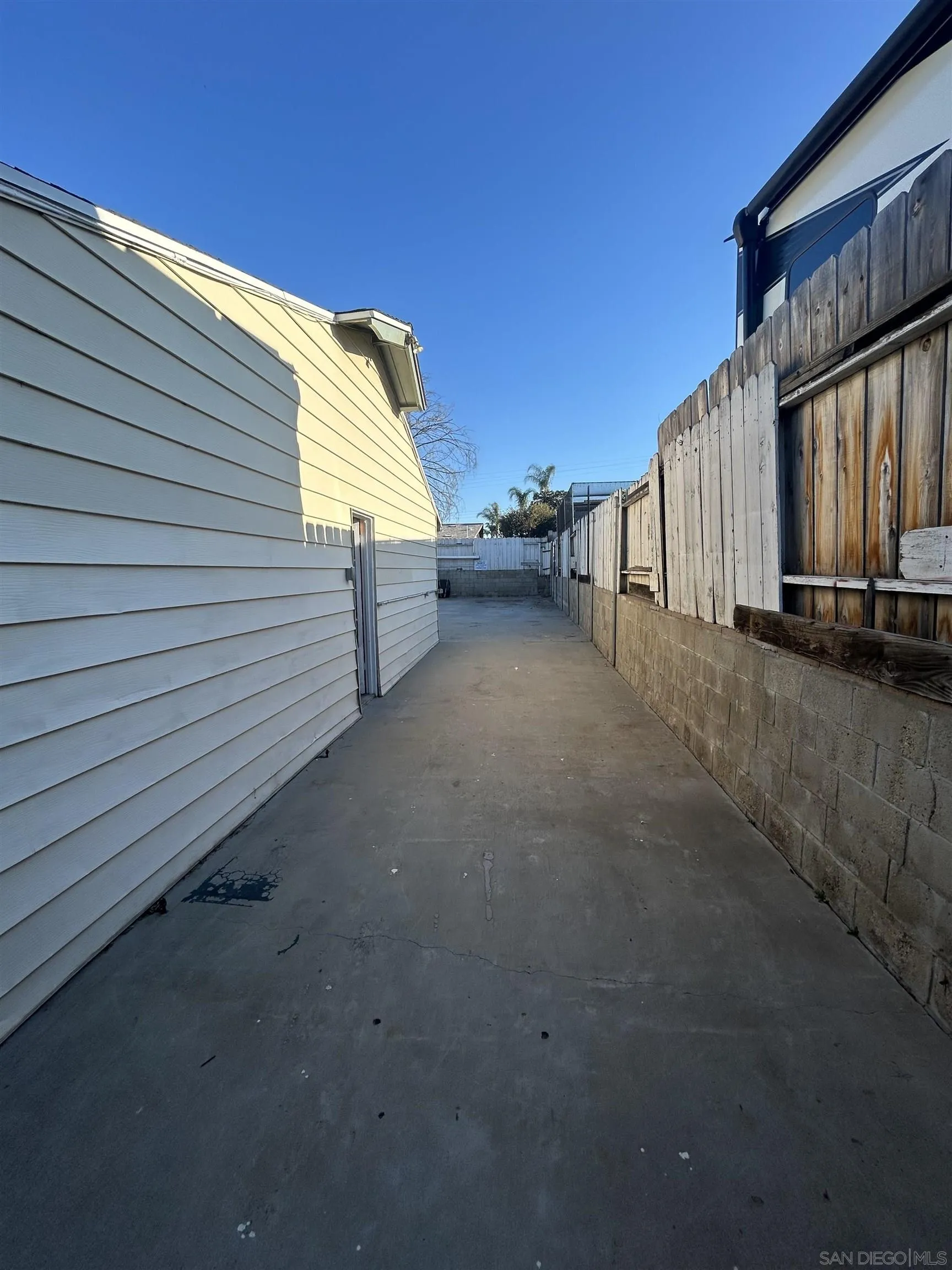 8821 Siwanoy Court Santee, CA 92071 - Photo 6 of 36