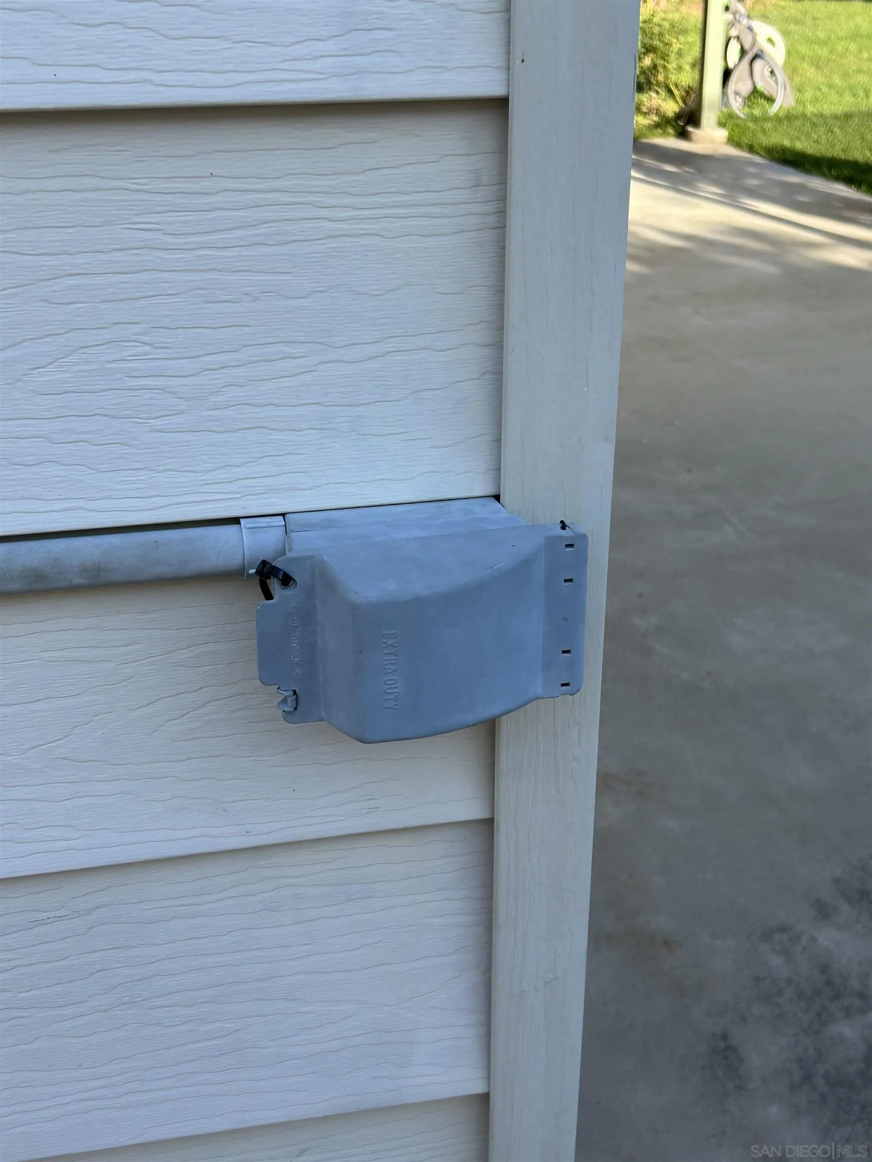 8821 Siwanoy Court Santee, CA 92071 - Photo 8 of 36