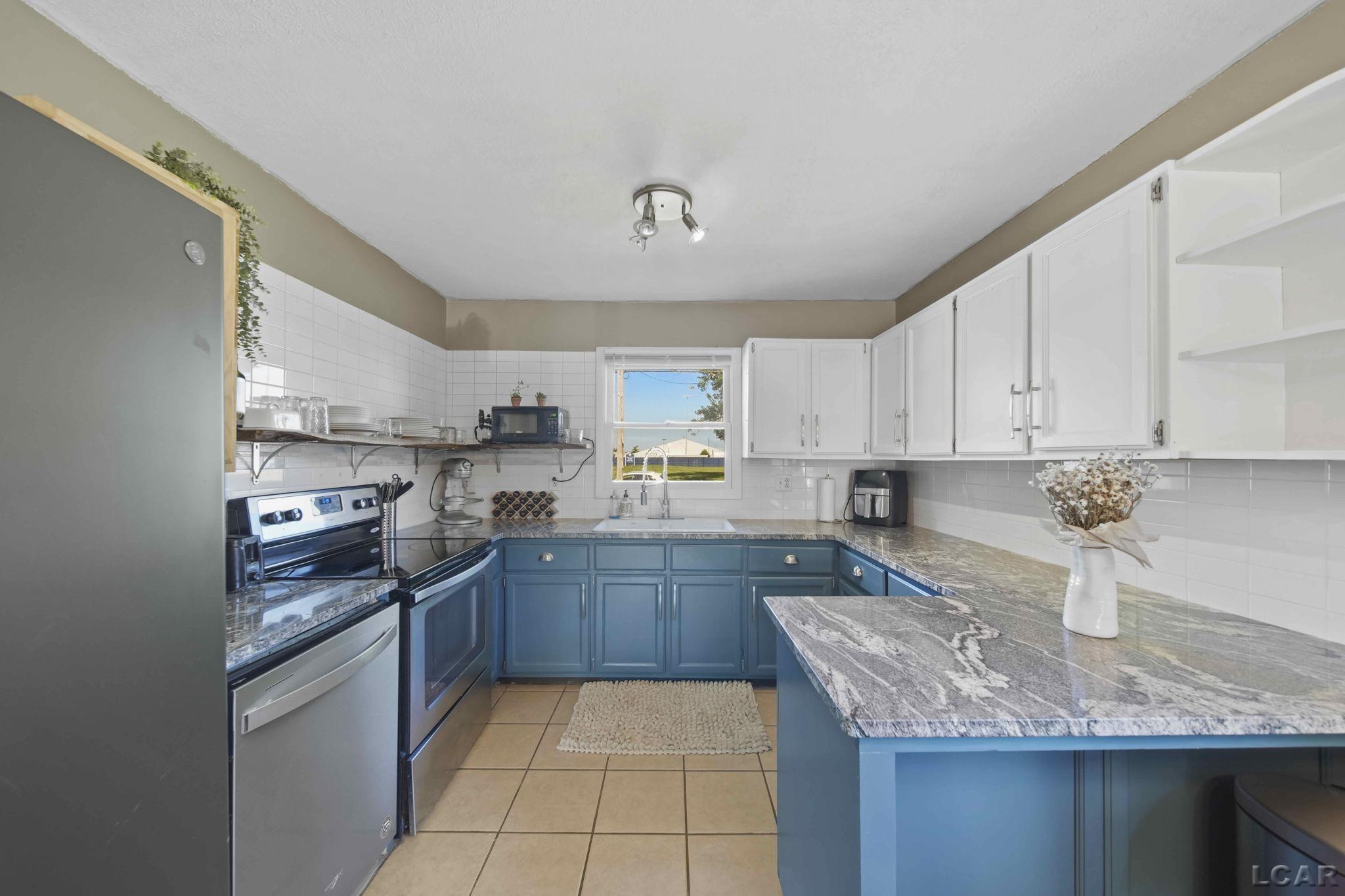 921 Addison Street Adrian, MI 49221 - Photo 9 of 37 50148876-e5b460e3-3df0-4eea-b8be-eeb14f848dba.JPG