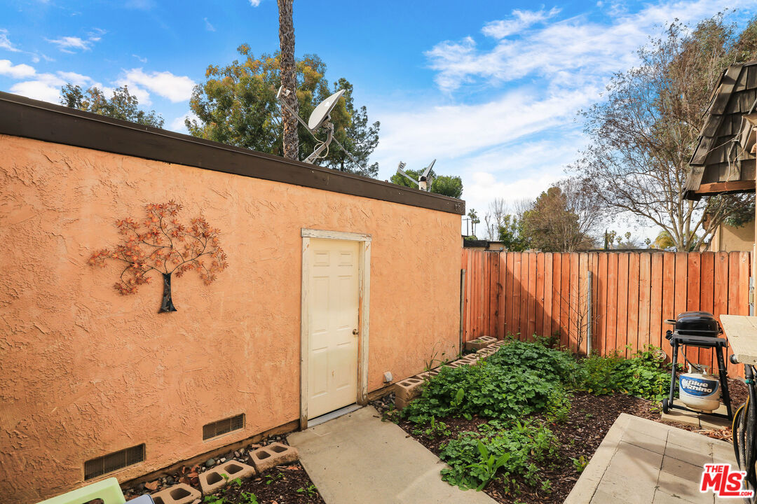 3519 Polk Street Riverside, CA 92505 - Photo 25 of 28 a backyard of a house