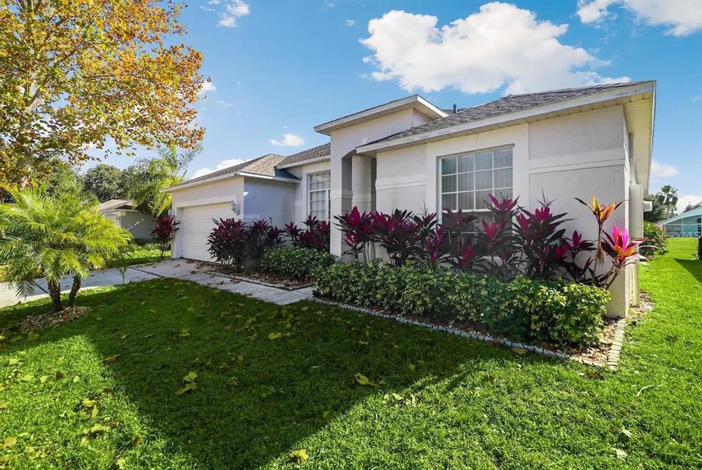 344 Grosvenor Loop Davenport, FL 33897 - Photo 2 of 27 a view of a house with garden and garden