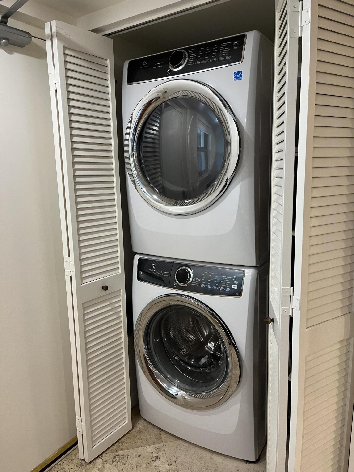 277 North Ocean Boulevard, Unit 2020 Boca Raton, FL 33432 - Photo 14 of 33 a utility room with dryer and washer