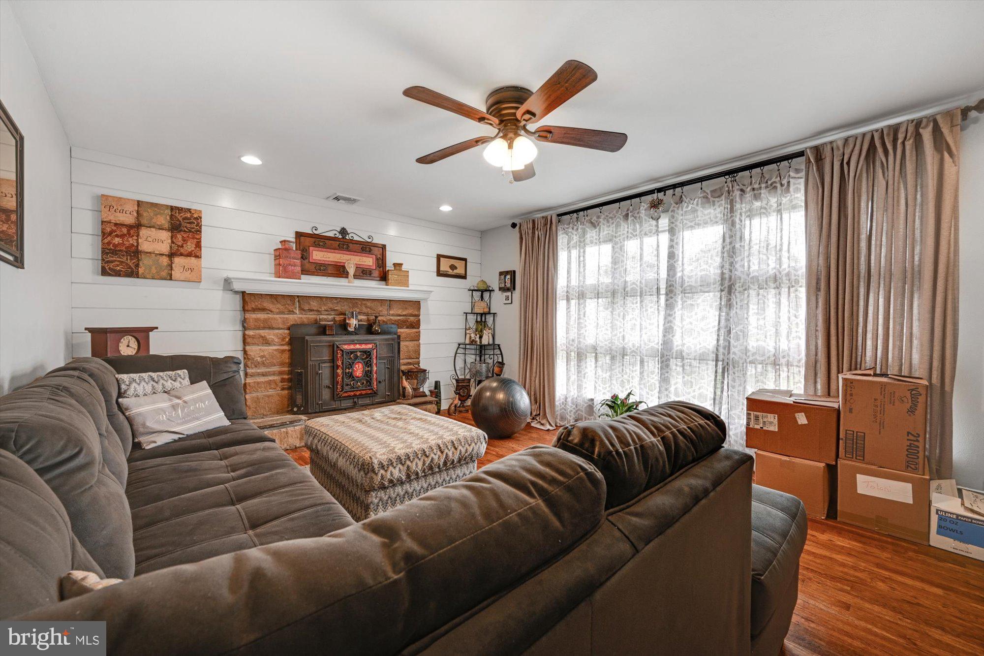 4053 River Road Middletown, PA 17057 - Photo 6 of 31 Living Room