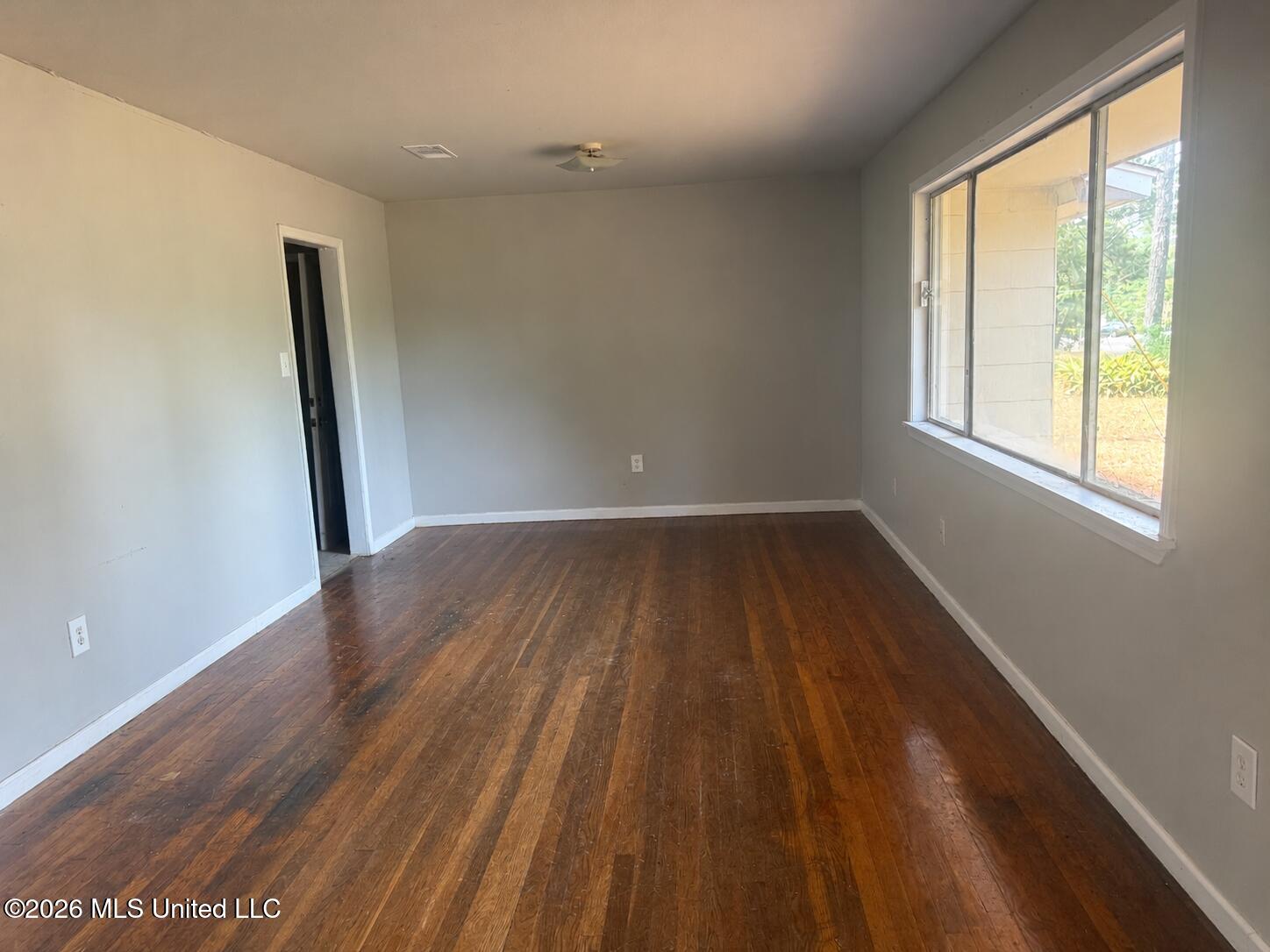 905 Raymond Road Jackson, MS 39204 - Photo 2 of 12 LivingRoom1
