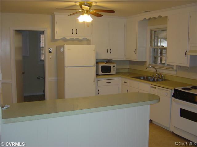 10240 Greglynn Road North Chesterfield, VA 23236 - Photo 5 of 15 Kitchen - Breakfast bar overlooking family room