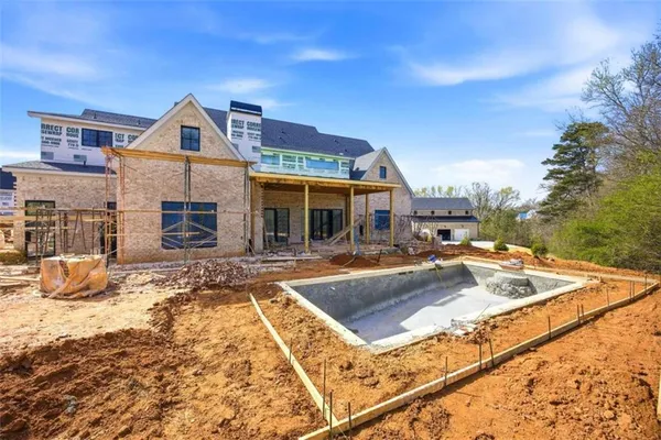 a view of a house with sink and yard