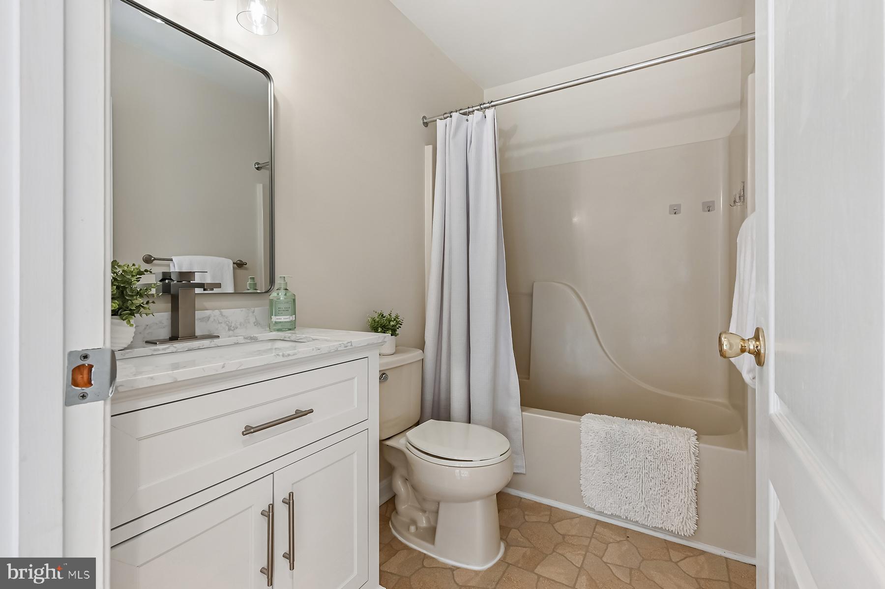 4119 Waterview Drive Edgewater, MD 21037 - Photo 18 of 34 Shared bath upstairs