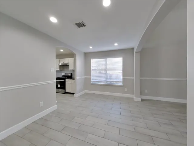 an empty room with windows and pillars in it
