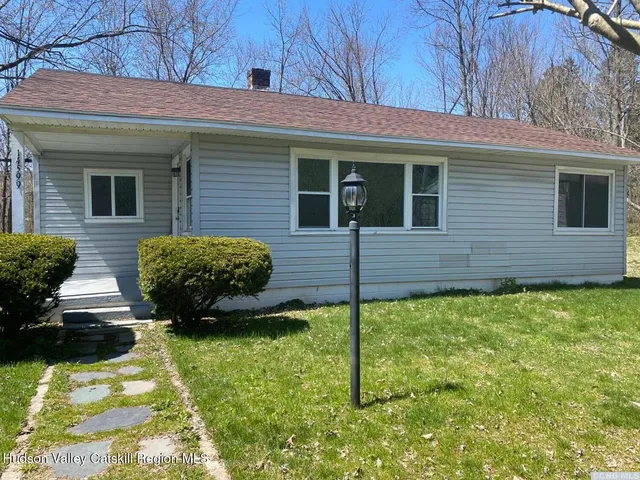 a view of a house with backyard