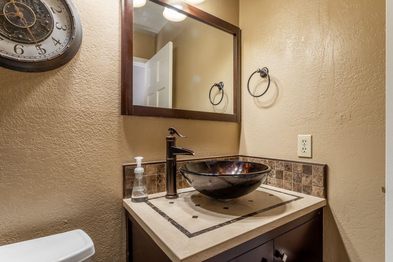 384 Joaquin Road, Unit 38 Mammoth Lakes, CA 93546 - Photo 20 of 30 a bathroom with a toilet and a sink