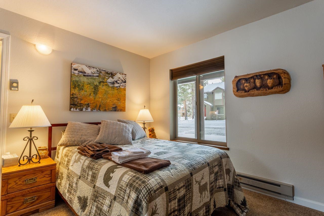 384 Joaquin Road, Unit 38 Mammoth Lakes, CA 93546 - Photo 26 of 30 a bedroom with a bed and a lamp
