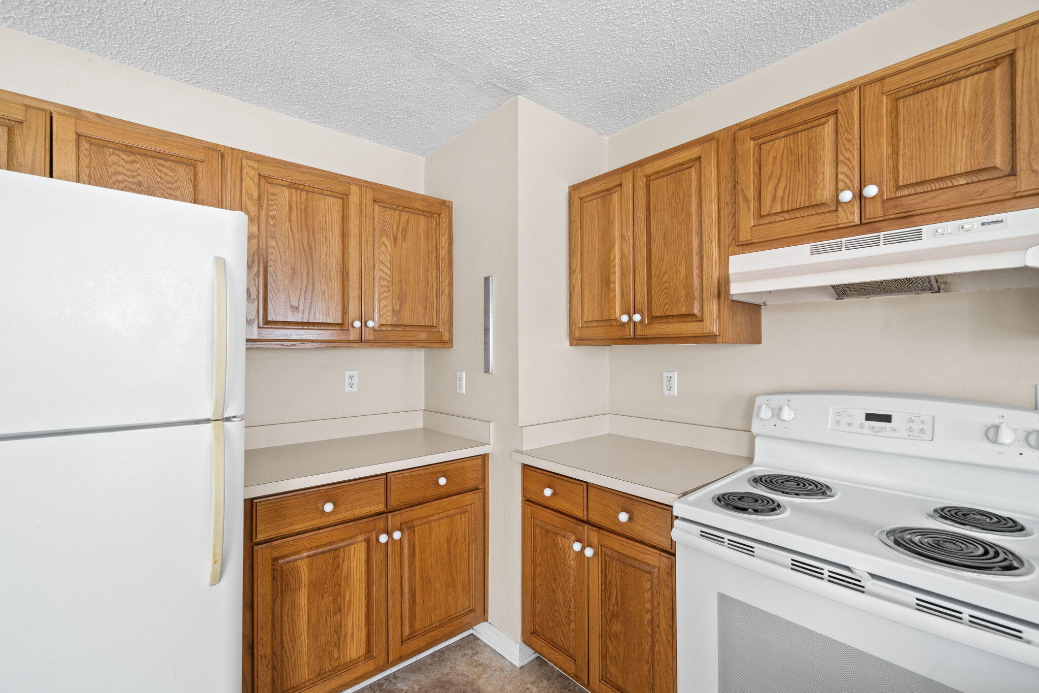 3607 Goldsbys Way Destin, FL 32541 - Photo 12 of 26 a kitchen with a refrigerator a stove a sink and cabinets