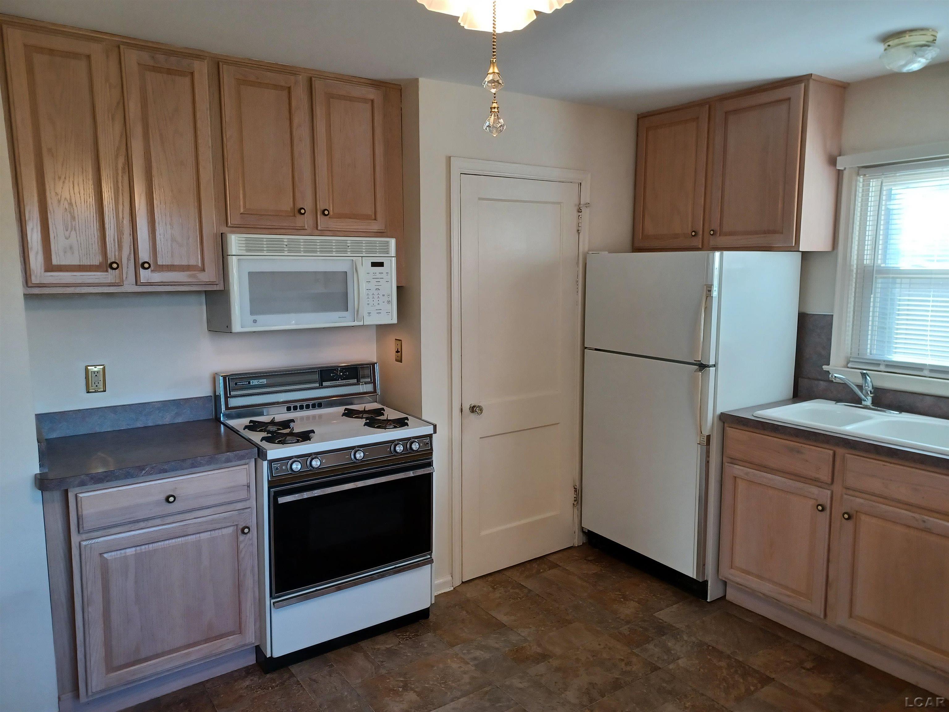 622 Springbrook Avenue Adrian, MI 49221 - Photo 5 of 23 50159508-aaa8f95a-e4c4-4ec3-85f7-234cb9f48b39.JPG