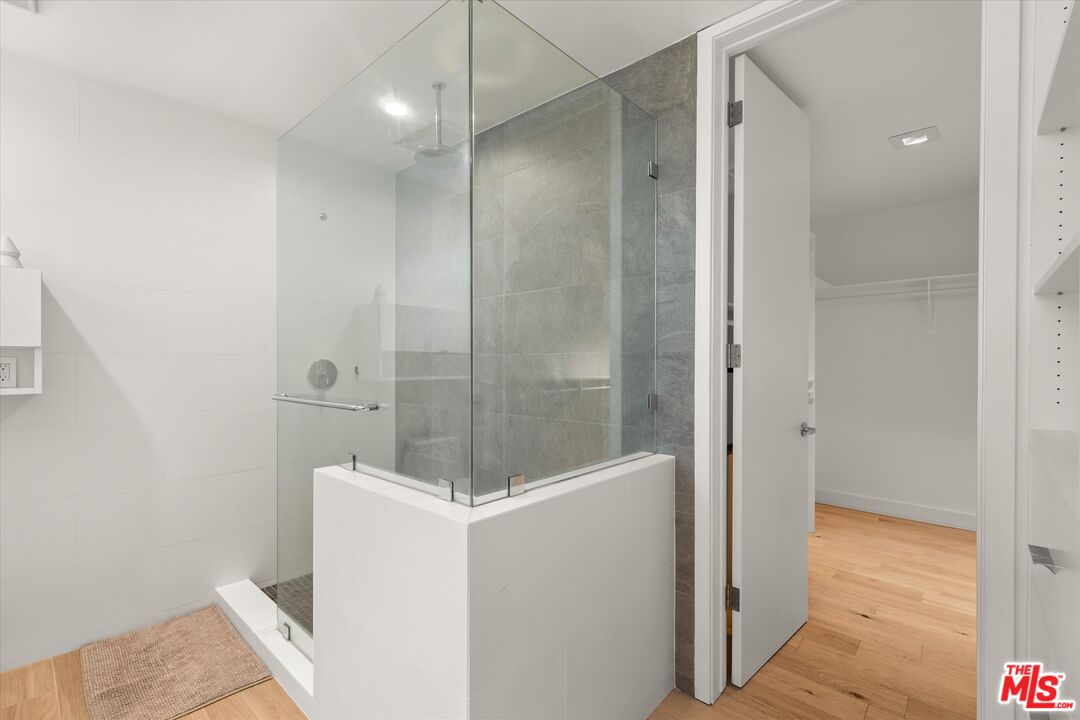 854 18th Street, Unit 6 Santa Monica, CA 90403 - Photo 14 of 22 a bathroom with a shower