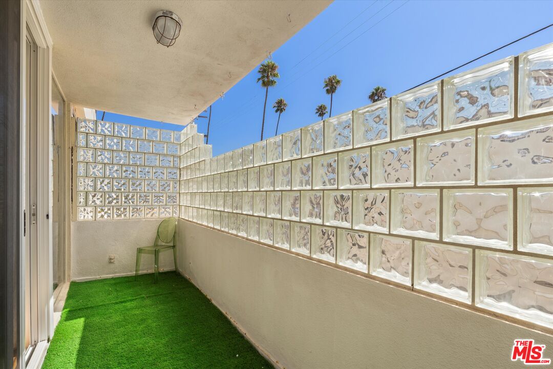 854 18th Street, Unit 6 Santa Monica, CA 90403 - Photo 19 of 22 a view of a balcony