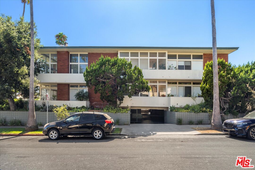854 18th Street, Unit 6 Santa Monica, CA 90403 - Photo 21 of 22 a car parked in front of a building