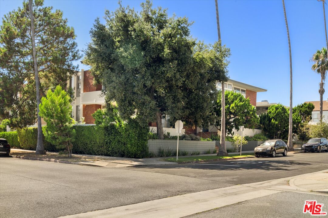 854 18th Street, Unit 6 Santa Monica, CA 90403 - Photo 22 of 22 a view of a city street from a building