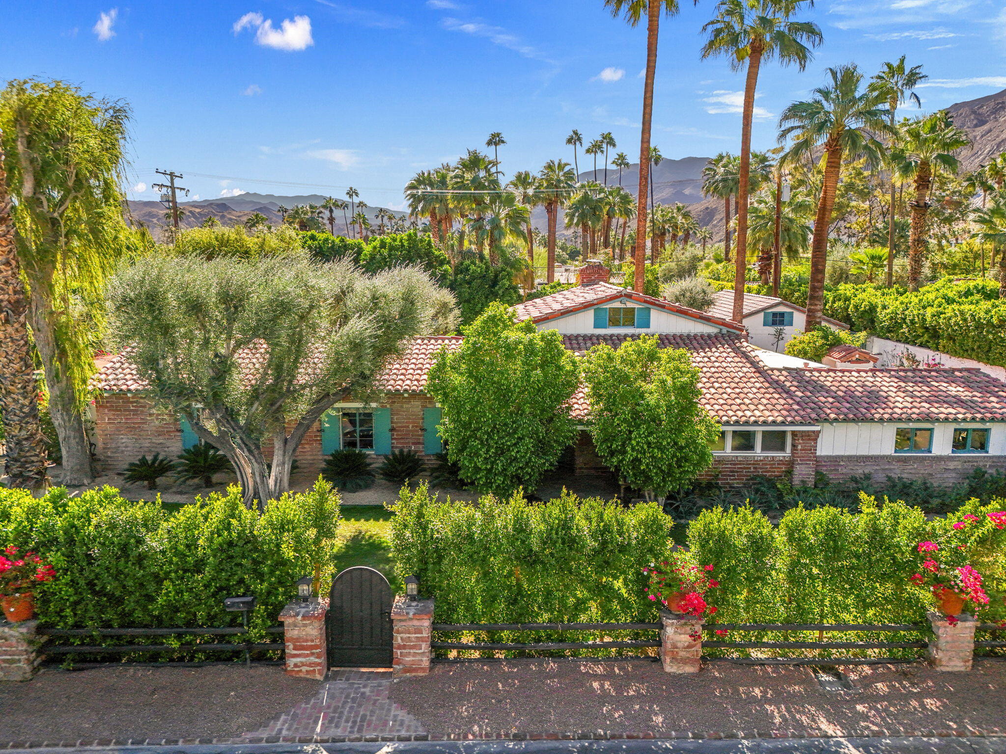 367 Tamarisk Road Palm Springs, CA 92262 - Photo 5 of 78 3-web-or-mls-DJI_20241106111124_0271_D