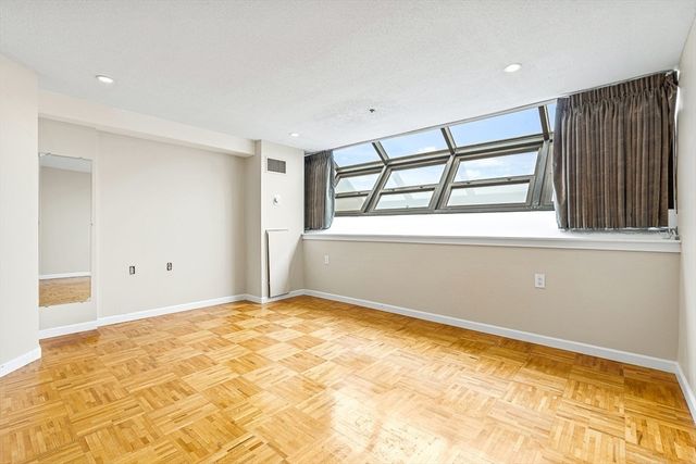 $850,000 | 357 Commercial Street, Unit 818, Boston, MA 02109