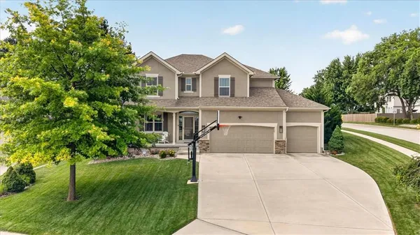 $575,000 | 4401 Northeast Gateway Drive, Lee's Summit, MO 64064