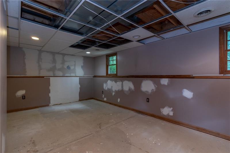 275 Cowpath Road Aliquippa, PA 15001 - Photo 15 of 24 Large Family Room