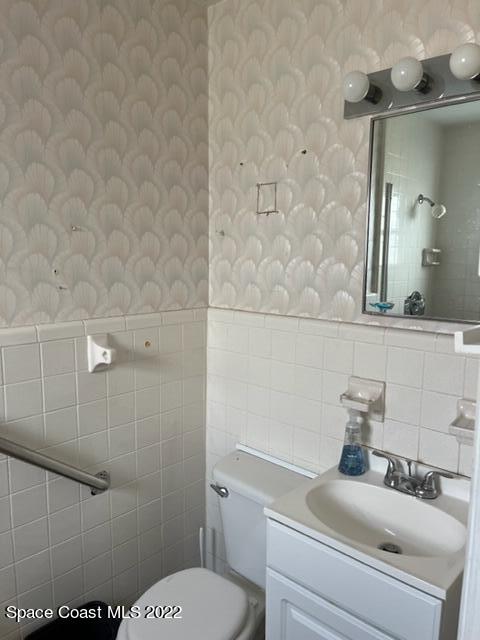2305 Dairy Road Melbourne, FL 32901 - Photo 12 of 21 a bathroom with a sink a toilet and shower