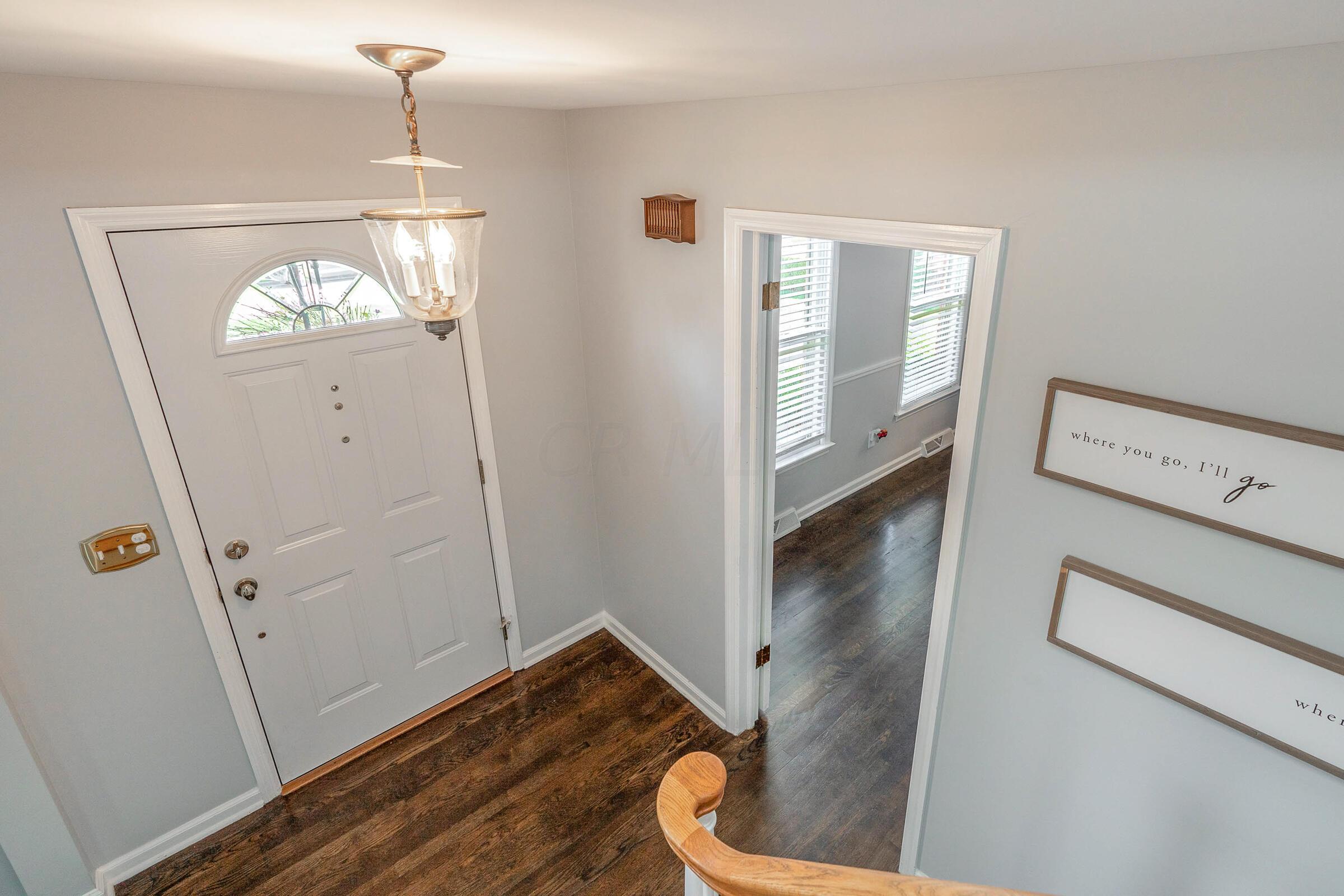 1437 Reymond Road Columbus, OH 43220 - Photo 19 of 37 Foyer