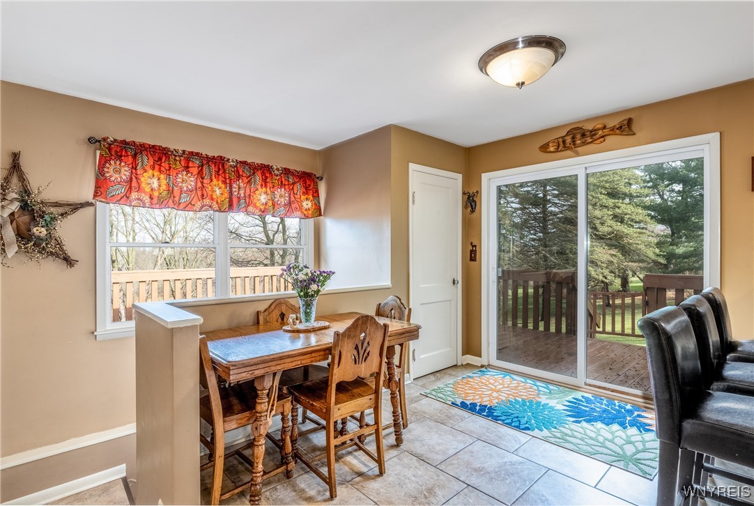 7094 Bear Ridge Road Pendleton, NY 14120 - Photo 14 of 38 Dinning area