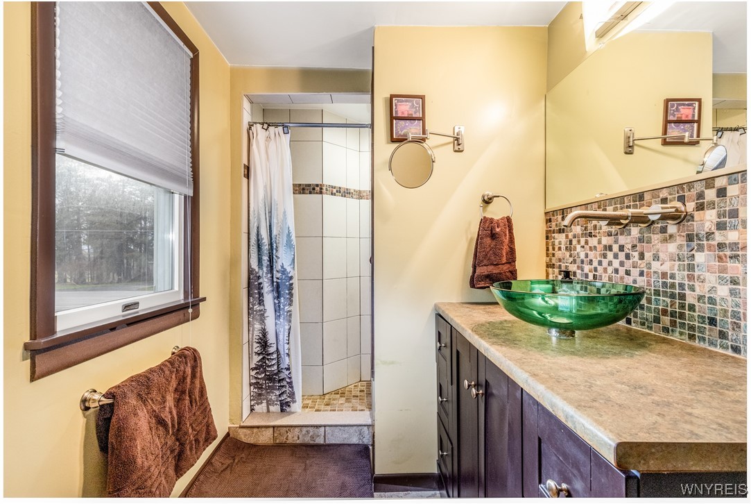 7094 Bear Ridge Road Pendleton, NY 14120 - Photo 26 of 38 Second Floor Bathroom