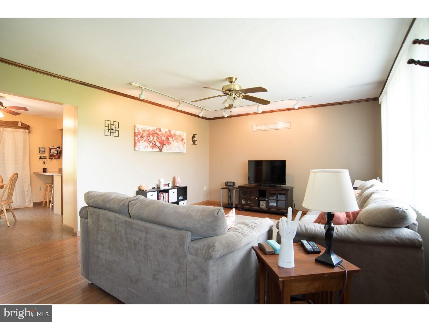 37 Virginville Road Kutztown, PA 19530 - Photo 5 of 20 Living Room