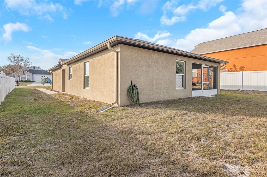 8646 Pinetop Ridge Lane Brooksville, FL 34613 - Photo 42 of 76 a backyard of a house