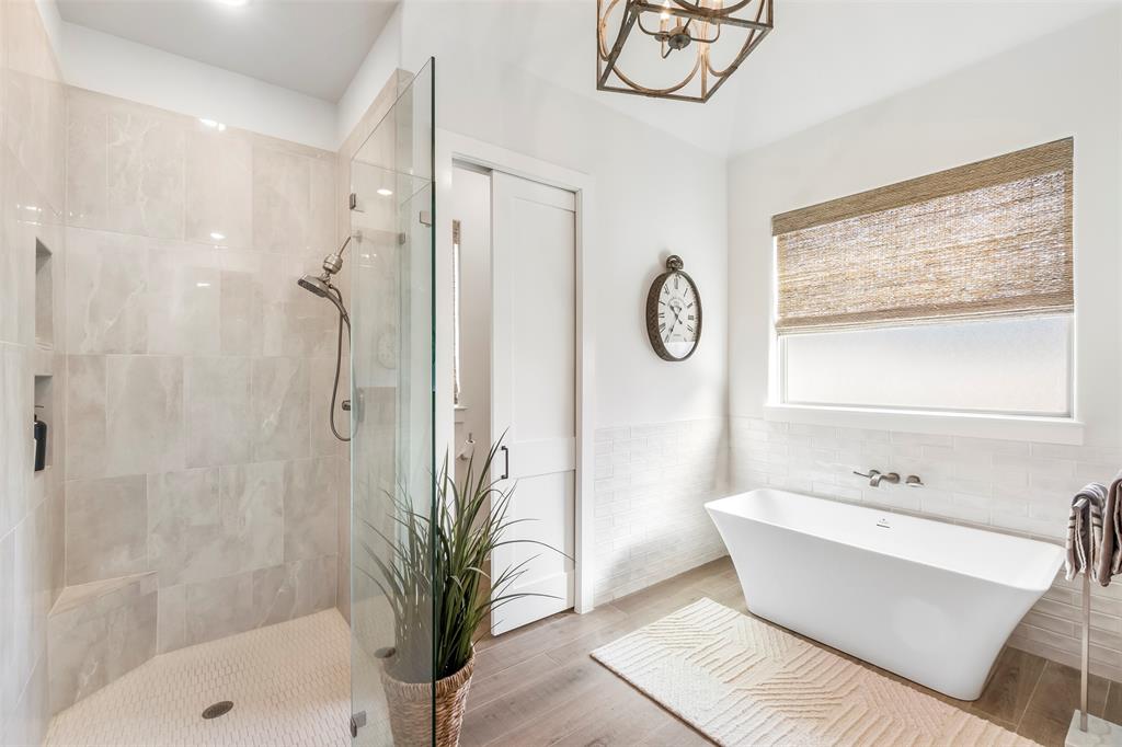 9305 Bellechase Road Granbury, TX 76049 - Photo 28 of 39 Primary Full Bath