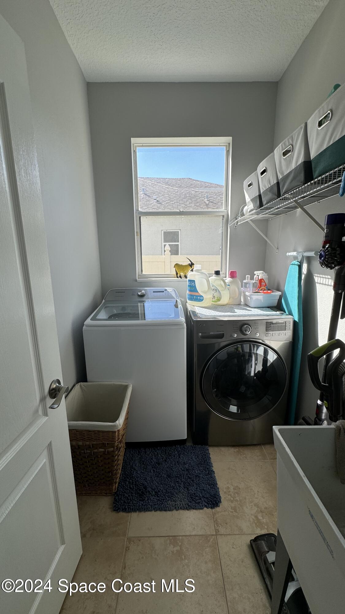 1471 Tamango Drive Melbourne, FL 32904 - Photo 6 of 23 a room with a washer and dryer