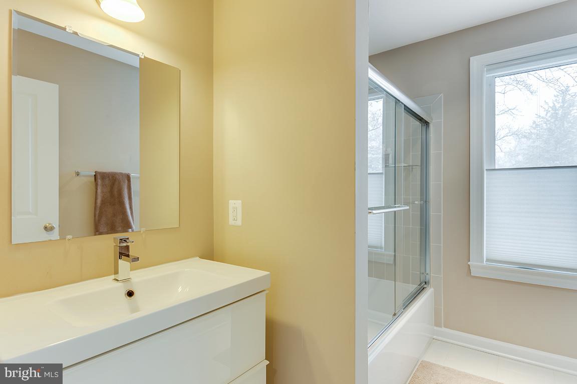 5618 Greentree Road Bethesda, MD 20817 - Photo 20 of 32 Full bath