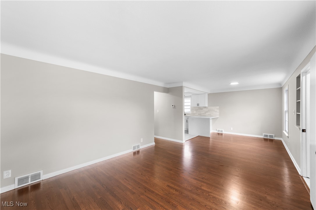 4086 Stonehaven Road Cleveland, OH 44121 - Photo 4 of 36