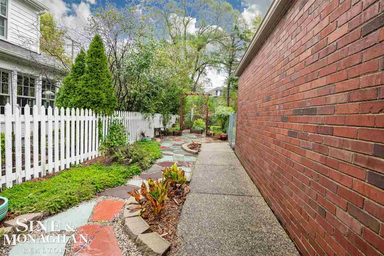 1024 Whittier Road Grosse Pointe, MI 48230 - Photo 33 of 38 50059942-32.JPG