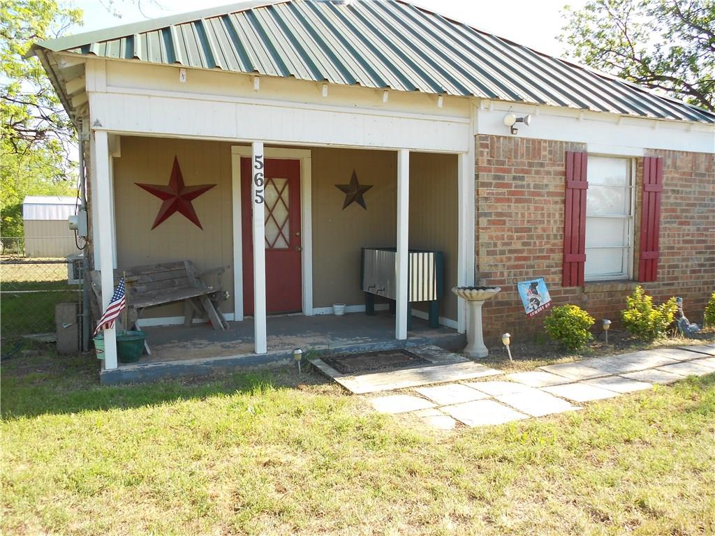 a view of a house with backyard and porch