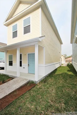 a view of a house with backyard