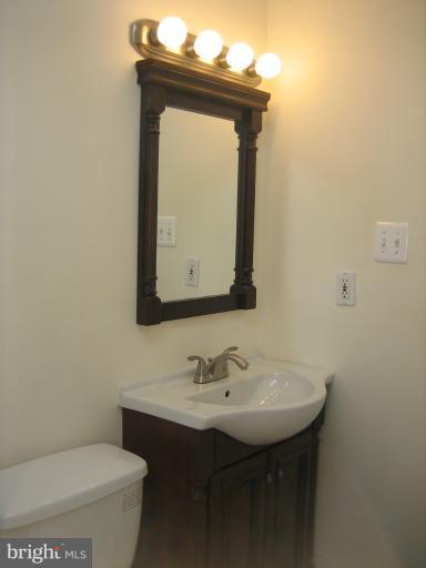 211 Poplar Road Sterling, VA 20164 - Photo 13 of 18 Bath