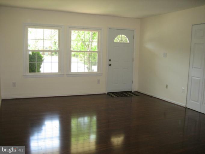 211 Poplar Road Sterling, VA 20164 - Photo 15 of 18 Living Room