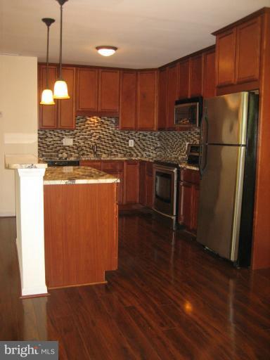 211 Poplar Road Sterling, VA 20164 - Photo 16 of 18 Kitchen