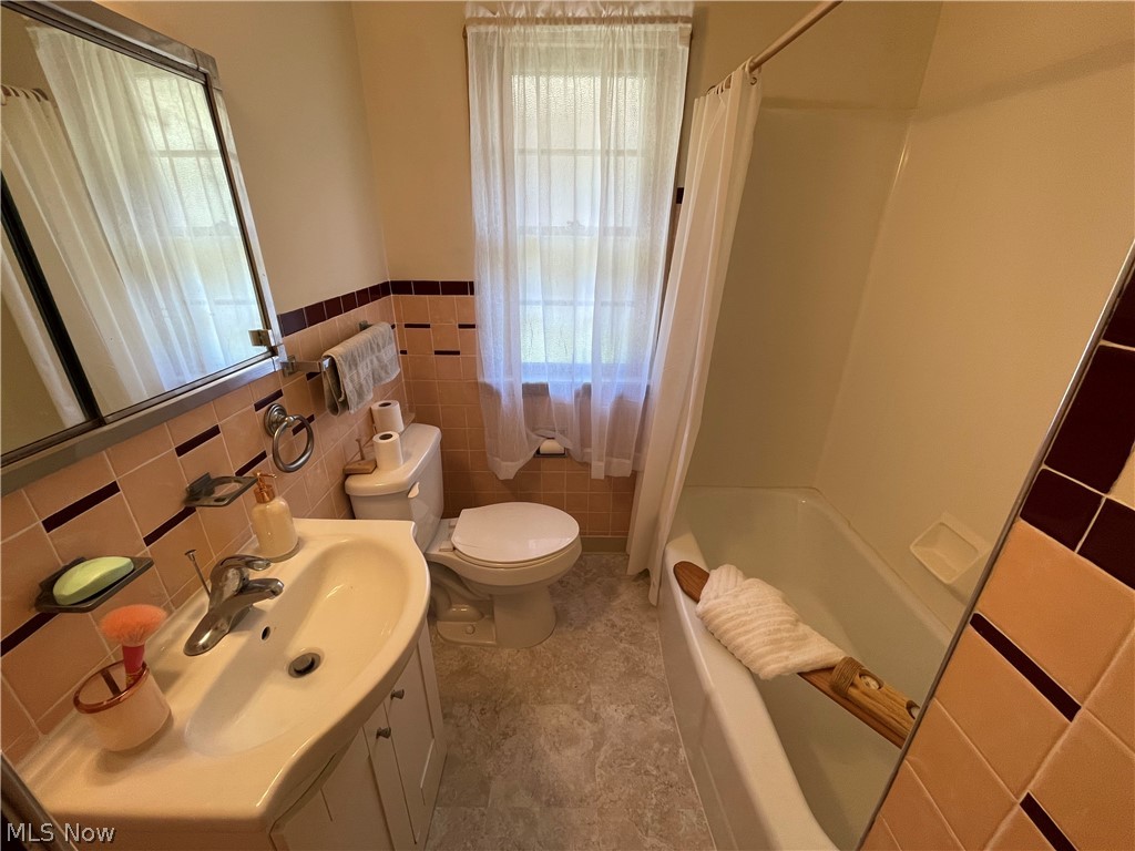 24800 Emery Road Warrensville Heights, OH 44128 - Photo 11 of 17 Bathroom with new vinyl flooring