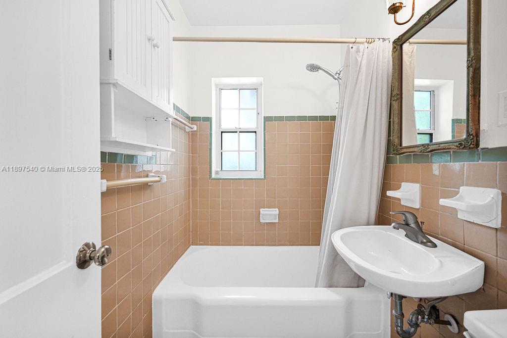 5960 Southwest 47th Street, Unit 1 Miami, FL 33155 - Photo 10 of 39 a bathroom with a bathtub a sink and a mirror