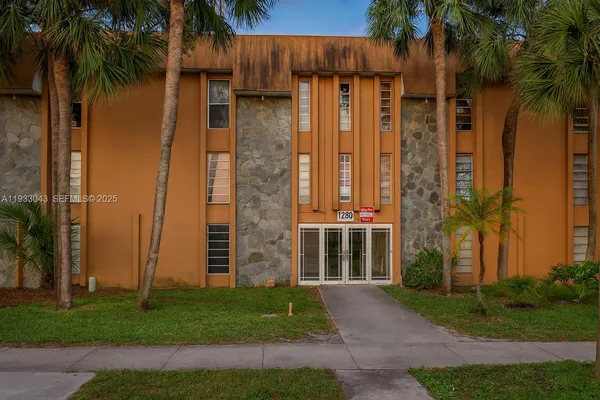 $1,650 | 1280 West 54th Street, Unit 209B, Hialeah, FL 33012