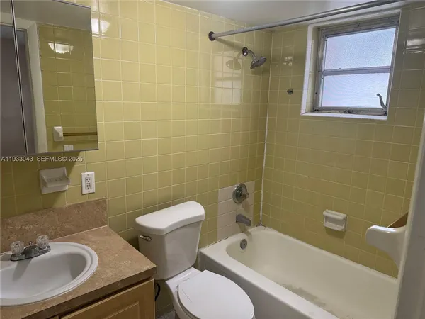 $1,650 | 1280 West 54th Street, Unit 209B, Hialeah, FL 33012