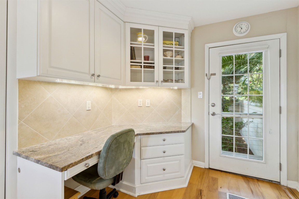 3417 Sea Marsh Road, Unit 3417 Fernandina Beach, FL 32034 - Photo 9 of 19 a room with chair and window