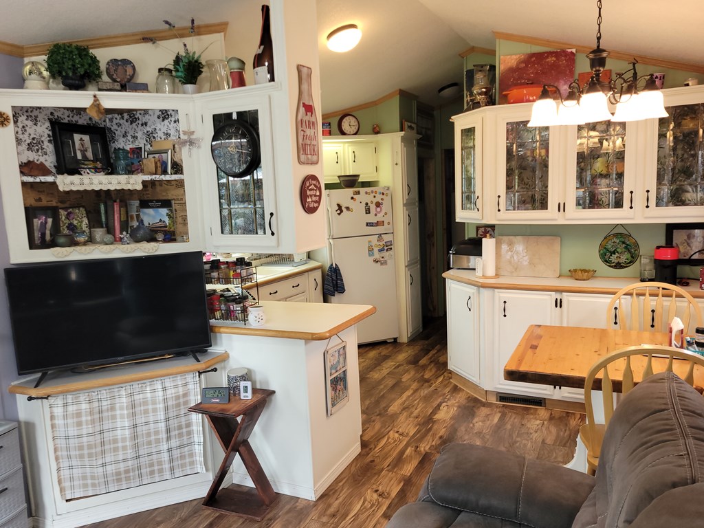 12 D Street Cascade, ID 83611 - Photo 9 of 24 Kitchen table/chairs included