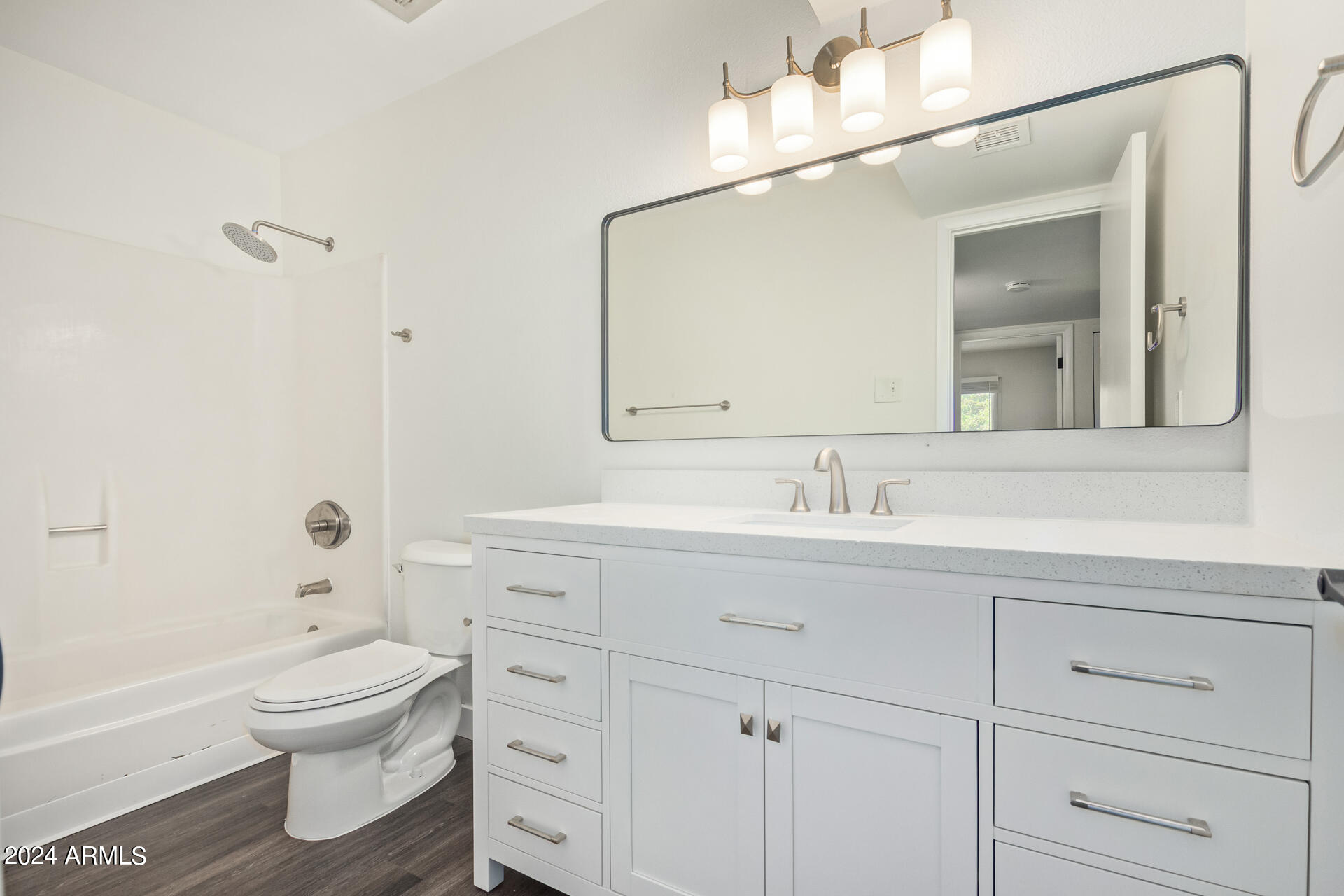 4414 South Newberry Road Tempe, AZ 85282 - Photo 16 of 25 15 - Upstairs Full Bathroom