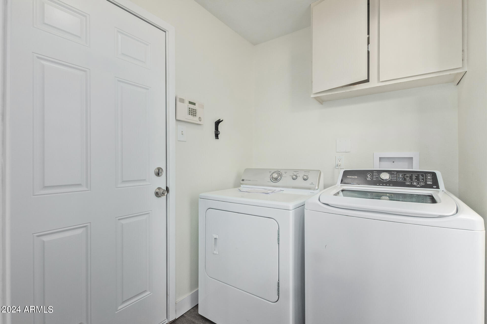 4414 South Newberry Road Tempe, AZ 85282 - Photo 22 of 25 21 - Mainfloor Laundry